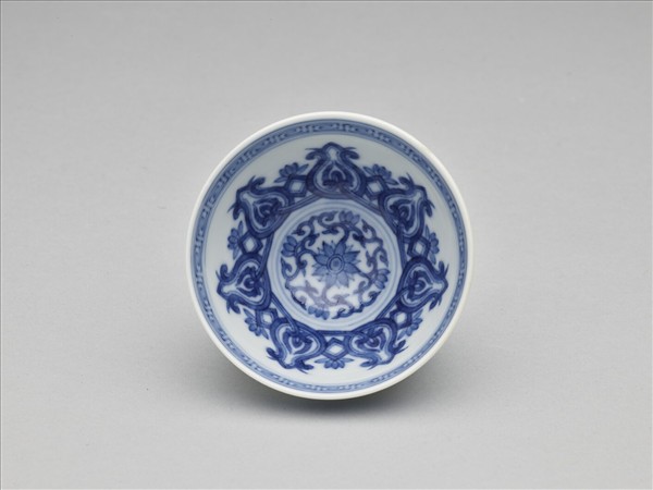 青花幾何花卉紋杯