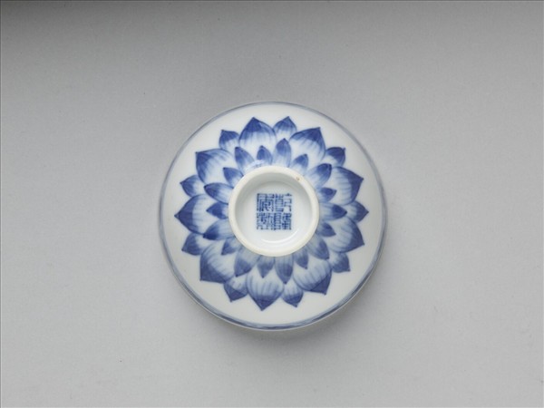 青花幾何花卉紋杯