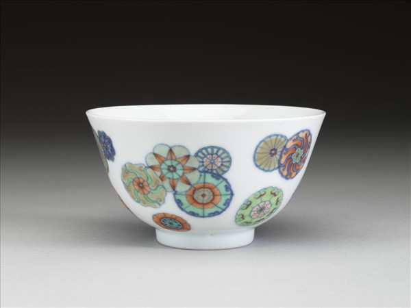 鬥彩團花紋碗