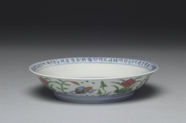 鬥彩蓮塘鴛鴦紋盤