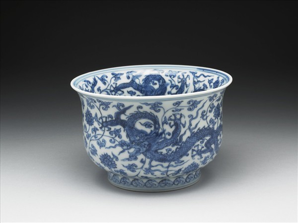 青花穿蓮龍紋仰鐘式碗