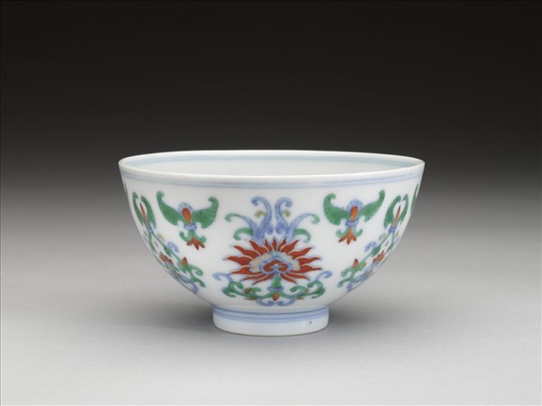 鬥彩纏枝花卉紋碗