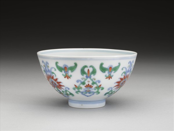 鬥彩纏枝花卉紋碗