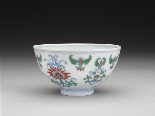 鬥彩纏枝花卉紋碗