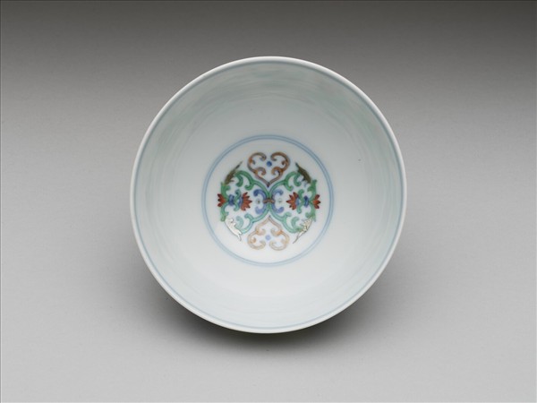 鬥彩纏枝花卉紋碗