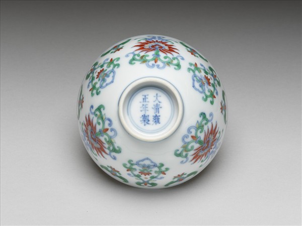 鬥彩纏枝花卉紋碗