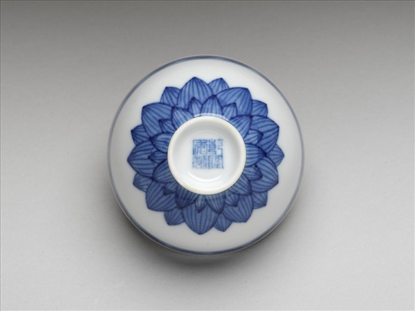 青花蓮瓣紋碗