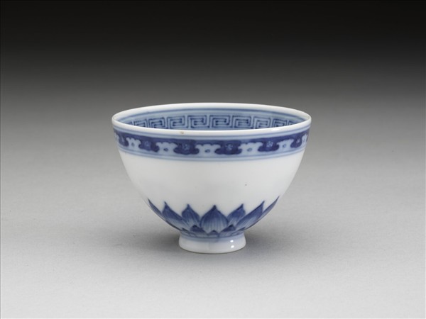 青花蓮瓣紋碗