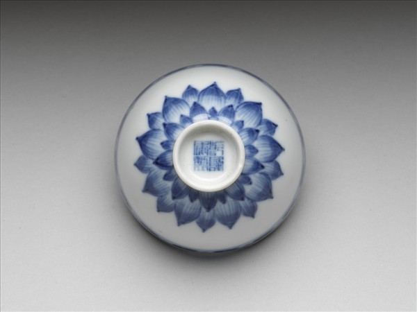 青花蓮瓣紋碗
