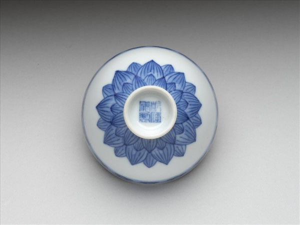 青花蓮瓣紋碗