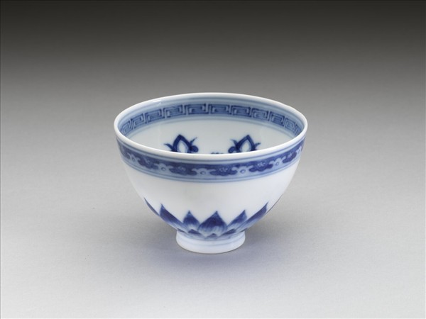 青花蓮瓣紋碗