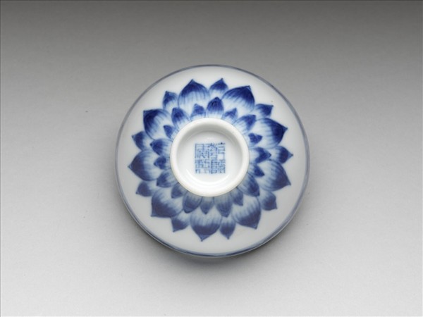 青花蓮瓣紋碗
