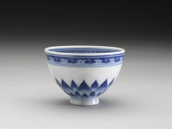 青花蓮瓣紋碗