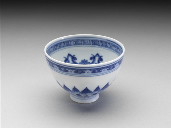 青花蓮瓣紋碗