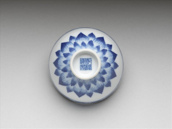 青花蓮瓣紋碗