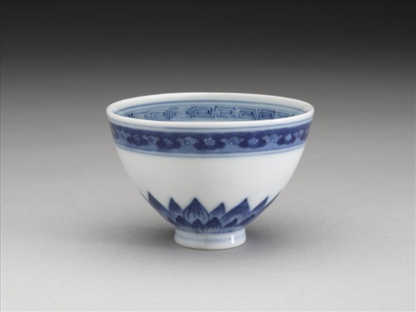 青花蓮瓣紋碗