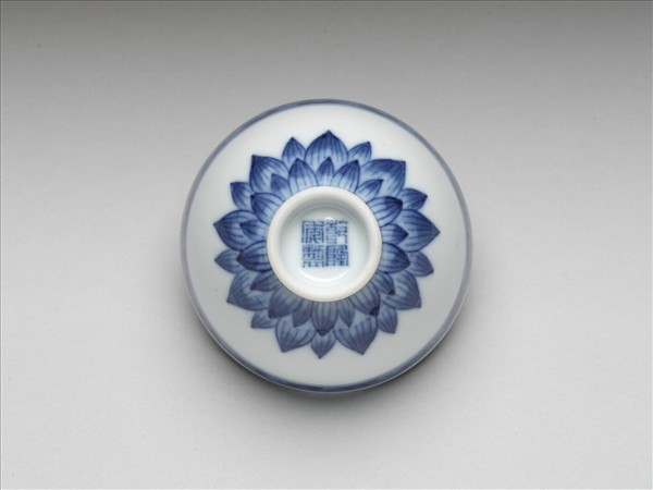 青花蓮瓣紋碗