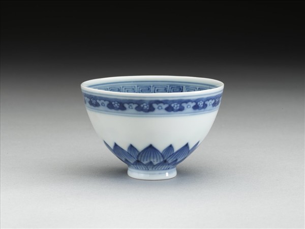 青花幾何花卉紋杯