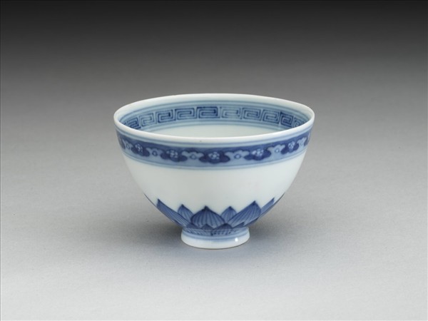 青花幾何花卉紋杯