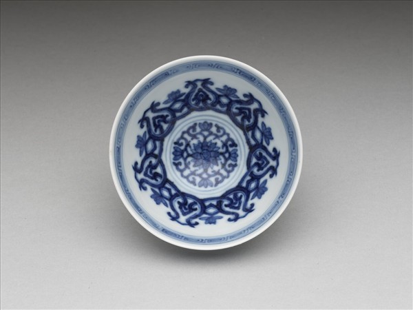 青花幾何花卉紋杯