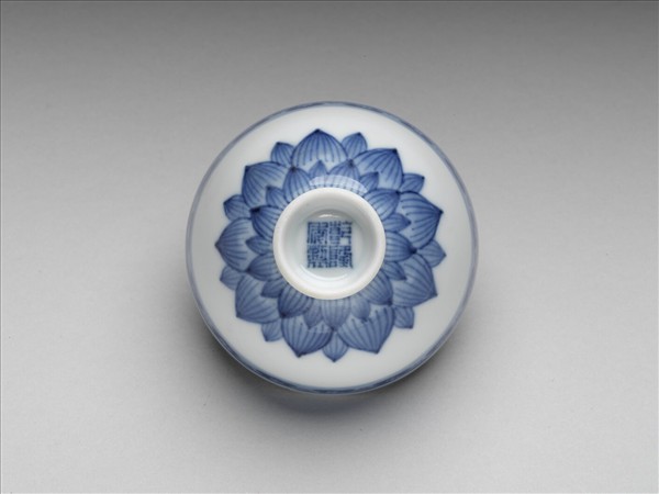 青花幾何花卉紋杯