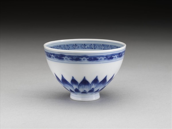 青花幾何花卉紋杯
