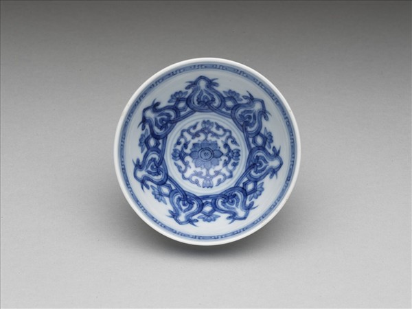 青花幾何花卉紋杯