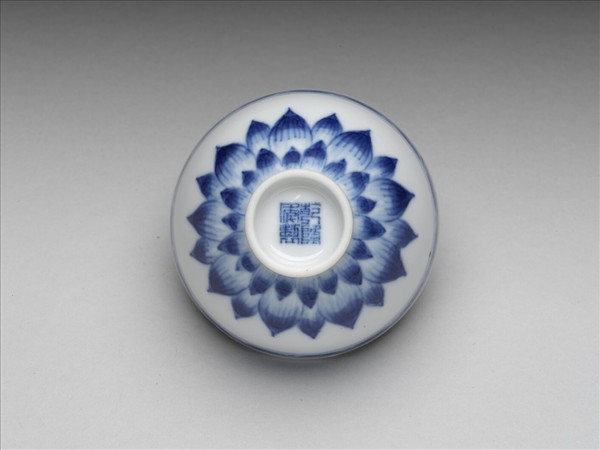 青花幾何花卉紋杯