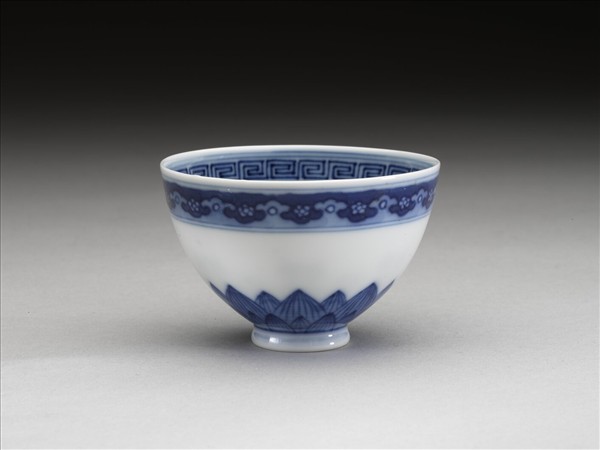青花幾何花卉紋杯
