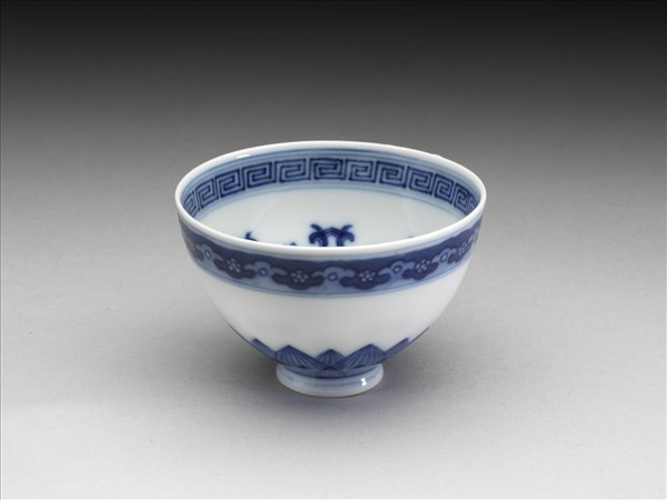 青花幾何花卉紋杯