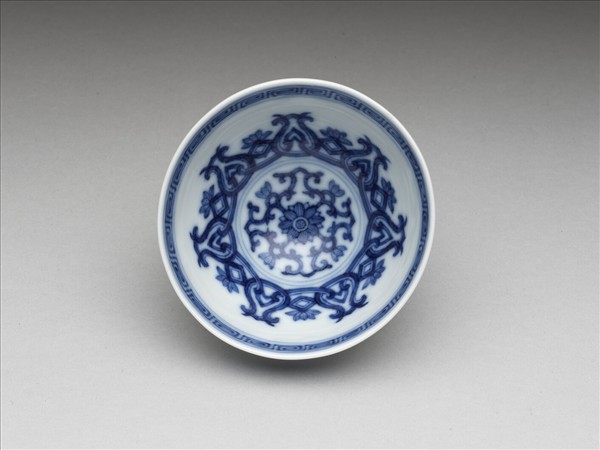 青花幾何花卉紋杯