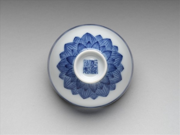 青花幾何花卉紋杯