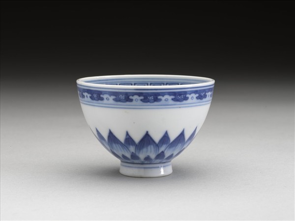 青花幾何花卉紋杯