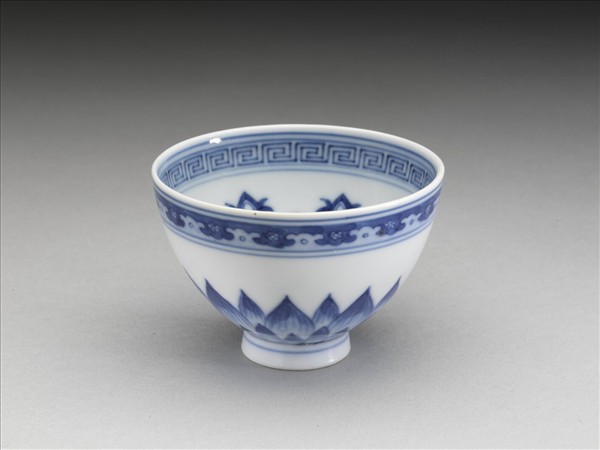 青花幾何花卉紋杯
