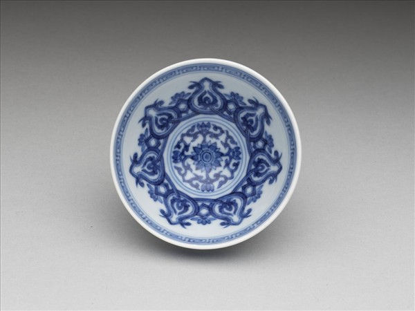 青花幾何花卉紋杯