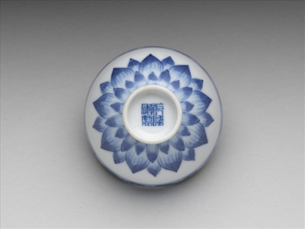 青花幾何花卉紋杯