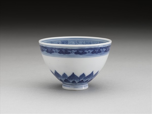 青花幾何花卉紋杯