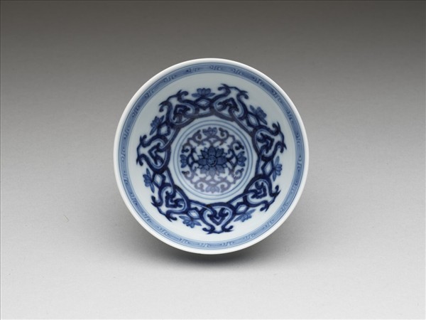 青花幾何花卉紋杯