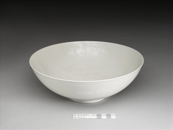 甜白釉牡丹紋碗