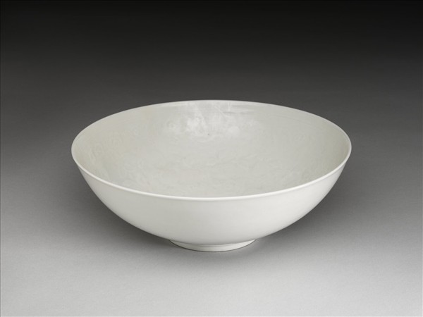 甜白釉牡丹紋碗