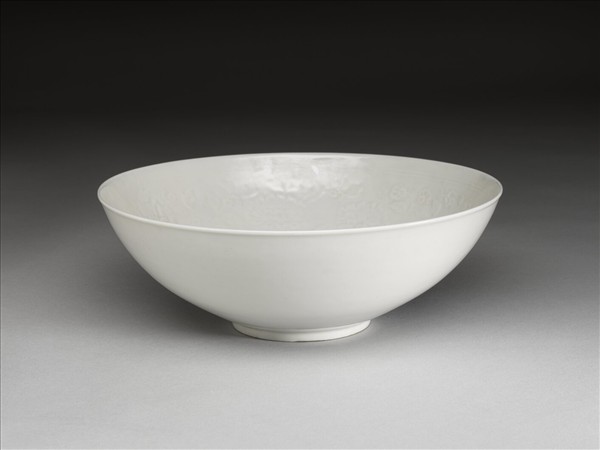 甜白釉牡丹紋碗