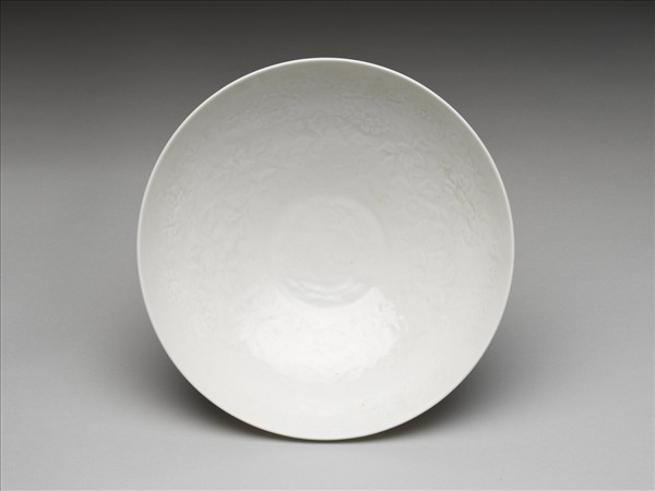 甜白釉牡丹紋碗