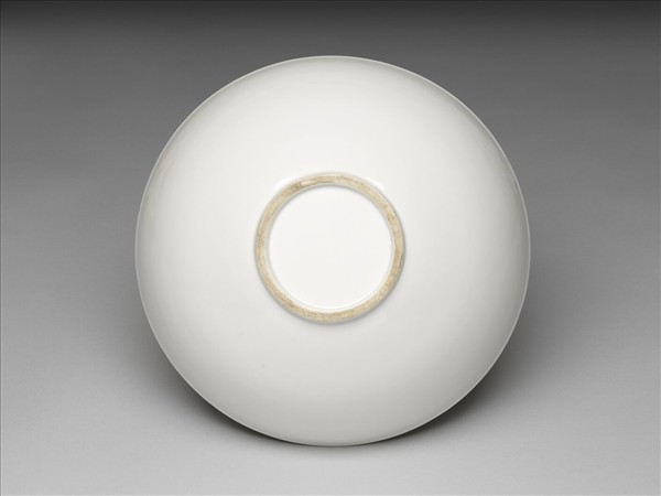 甜白釉牡丹紋碗