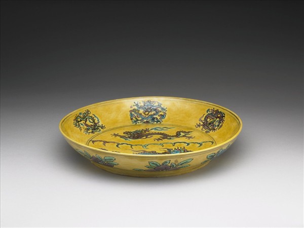 三彩黃地龍紋盤