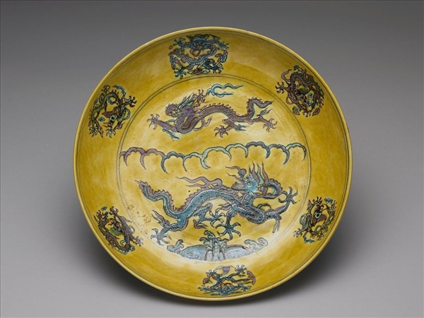 三彩黃地龍紋盤