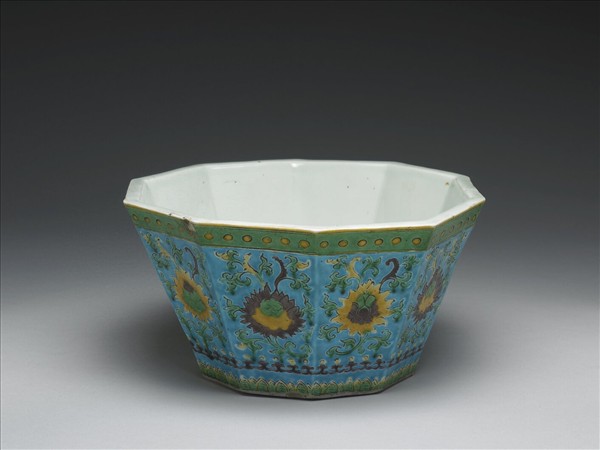 三彩藍地番蓮紋花盆