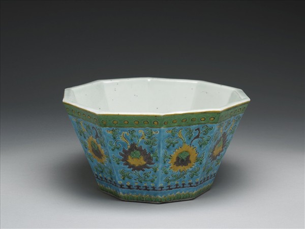 三彩藍地番蓮紋花盆