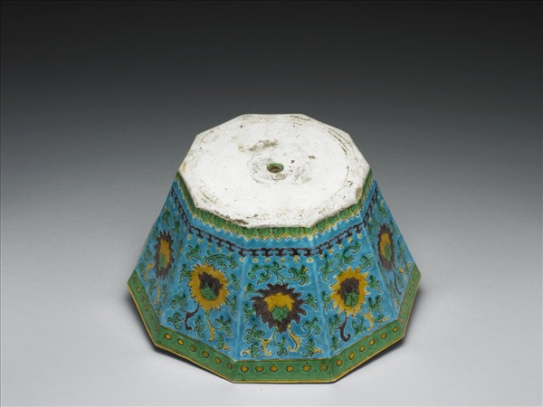 三彩藍地番蓮紋花盆