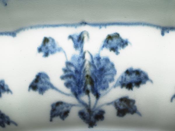 青花纏枝花卉紋蓮花式盤