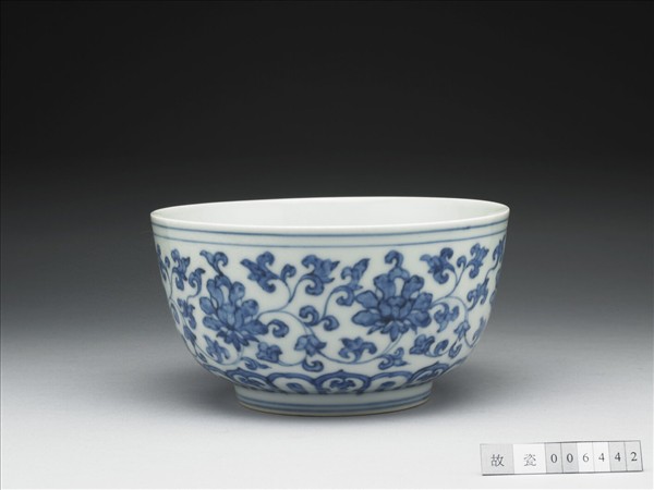 青花番蓮紋碗